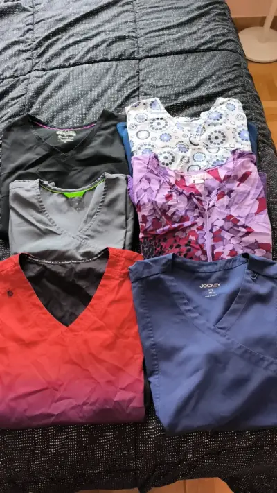 Lote de uniformes clínico para mujer en buen estad - miniatura 2