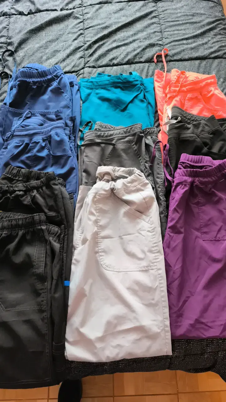 Lote de uniformes clínico para mujer en buen estad - 3