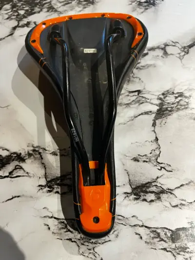 Asiento de bicicleta Bontrager negro y naranja - miniatura 1