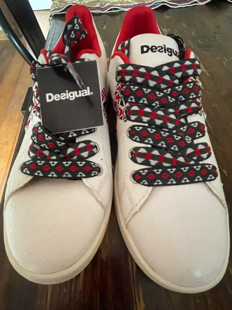 Zapatillas Desigual blancas con diseño colorido