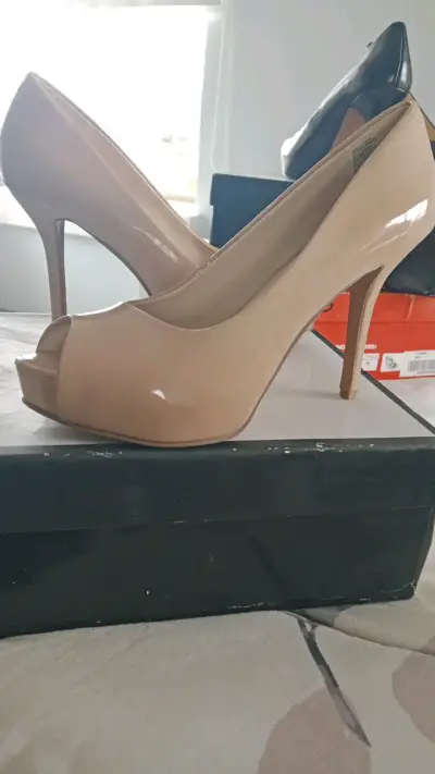Zapatos de tacón Nine West beige elegantes - miniatura 1