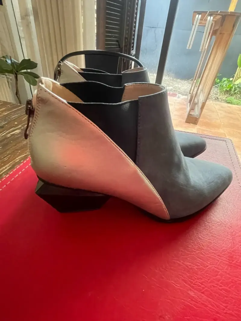 Botines de cuero gris con tacón geométrico - 2