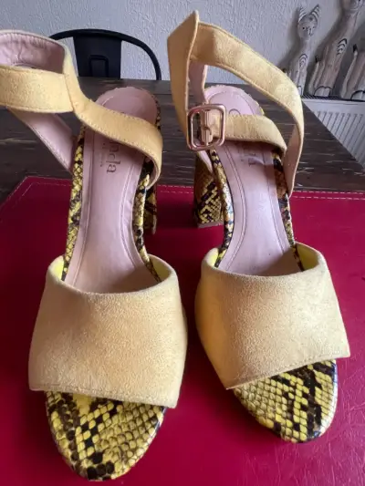Sandalias de tacón alto amarillas con estampado de serpiente - miniatura 1