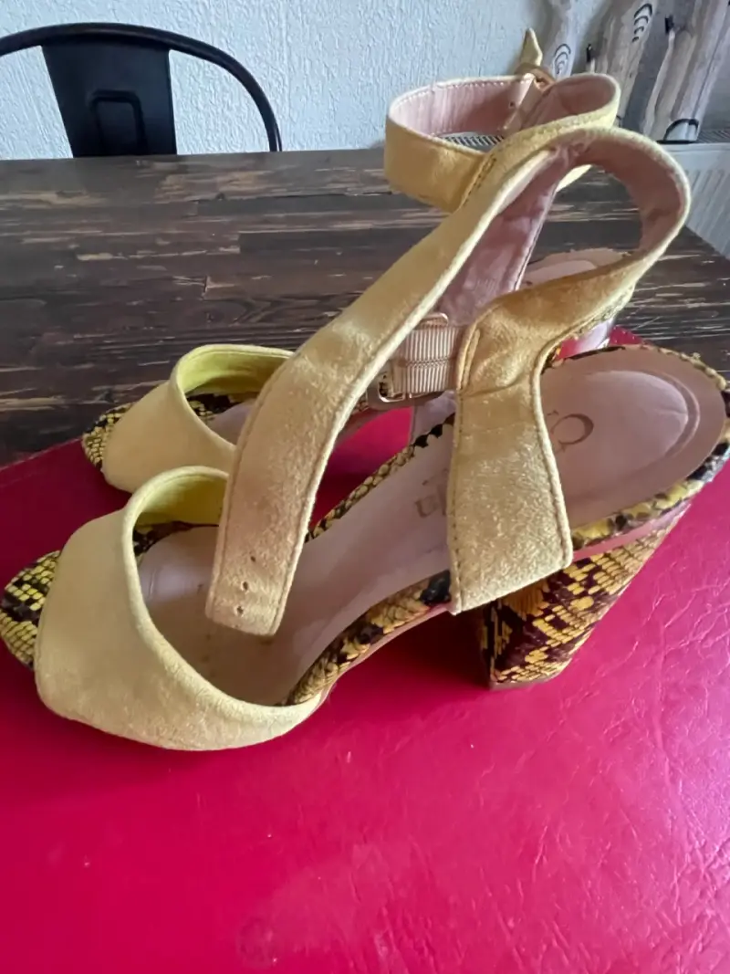 Sandalias de tacón alto amarillas con estampado de serpiente - 2