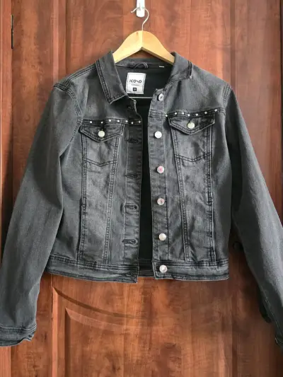 Chaqueta de mezclilla negra con tachas Icono - miniatura 1