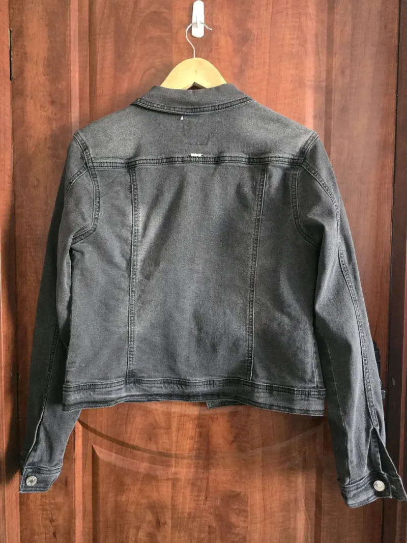 Chaqueta de mezclilla negra con tachas Icono - 2