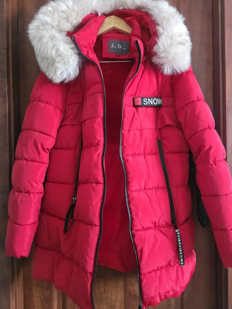 Chaqueta de invierno roja con capucha - 1