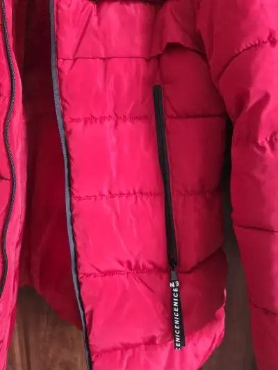 Chaqueta de invierno roja con capucha - miniatura 2