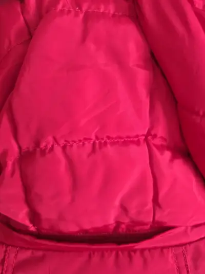 Chaqueta de invierno roja con capucha - miniatura 5
