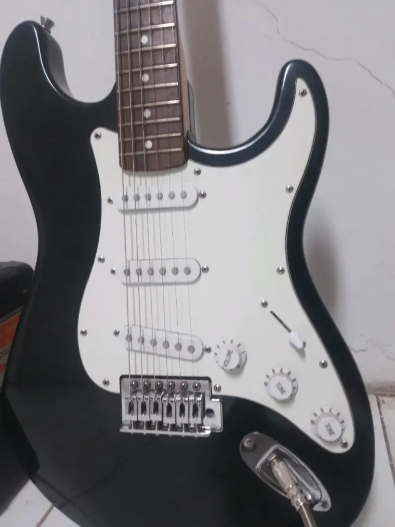Guitarra eléctrica Scorpion con amplificador Borton Audio - 3