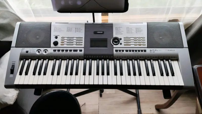 Teclado Yamaha PSR-E403 con 61 teclas - 1
