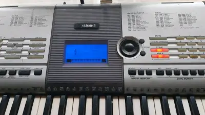 Teclado Yamaha PSR-E403 con 61 teclas - miniatura 2