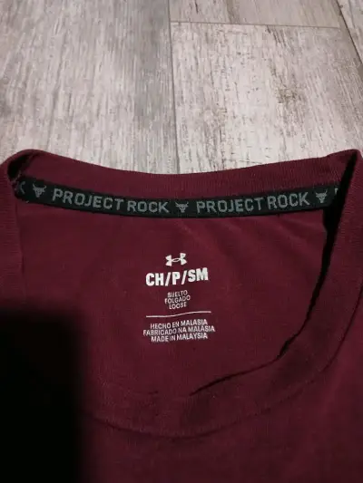 Polera Under Armour PJT Rock IPBC burdeo - miniatura 3