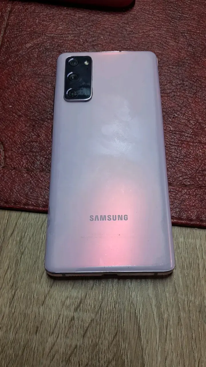 Smartphone Samsung Galaxy S20 FE en buen estado - 2