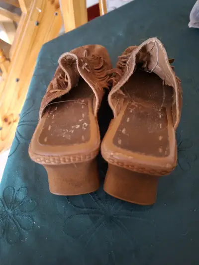 Zuecos de gamuza cuero  marrón con plataforma - miniatura 2