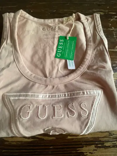 Polera sin mangas Guess para mujer en rosa y negro - miniatura 1