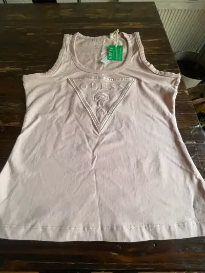 Polera sin mangas Guess para mujer en rosa y negro - miniatura 2
