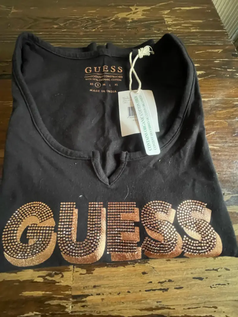 Polera sin mangas Guess para mujer en rosa y negro - 4