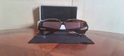 Gafas de sol DKNY Originales con estuche - miniatura 2