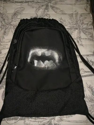 Mochila saco negra con logo de murciélago - miniatura 1