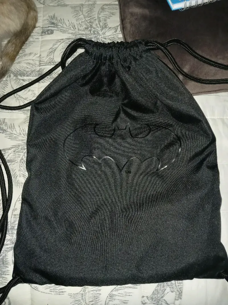 Mochila saco negra con logo de murciélago - 2