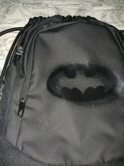 Mochila saco negra con logo de murciélago - miniatura 3