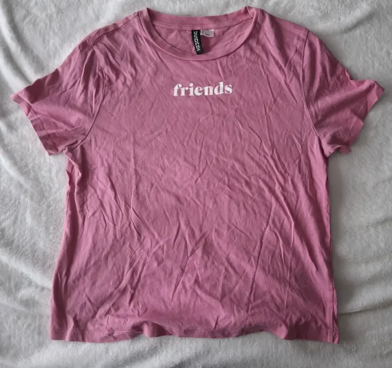 Polera rosa con estampado 'friends' - 1