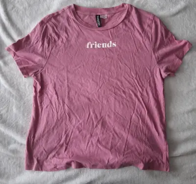 Polera rosa con estampado 'friends' - miniatura 1
