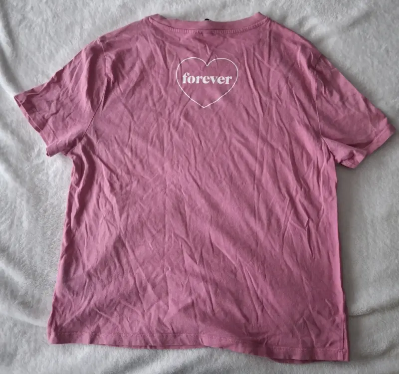 Polera rosa con estampado 'friends' - 2