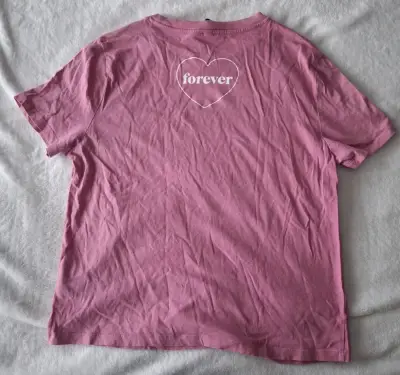Polera rosa con estampado 'friends' - miniatura 2