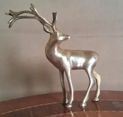 Figura decorativa de ciervo en bronce - miniatura 1