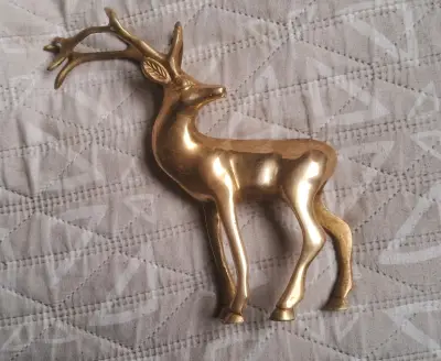 Figura decorativa de ciervo en bronce - miniatura 4