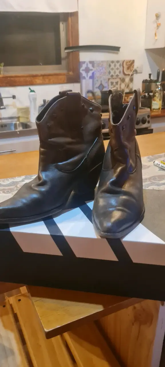 Botines de cuero negro con tachas
