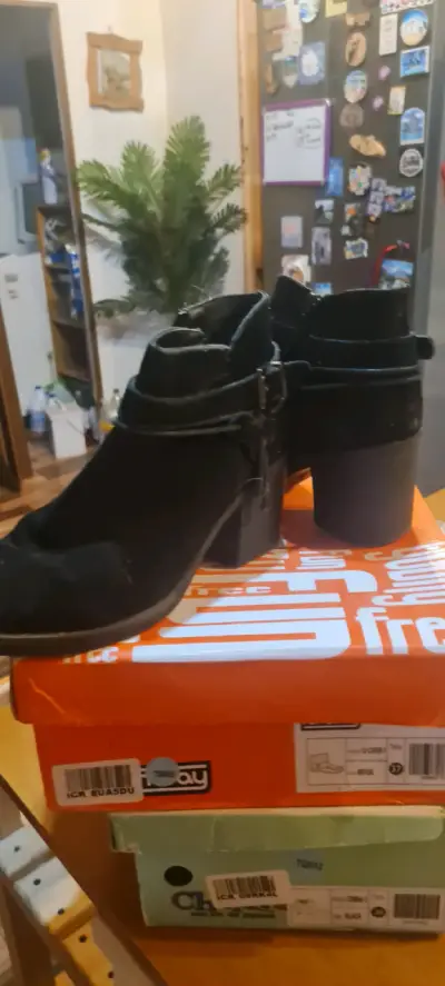 Botines negros de gamuza con tacón - miniatura 1