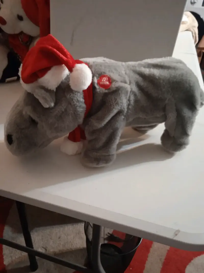 Hipopótamo de peluche con gorro navideño musical - 2
