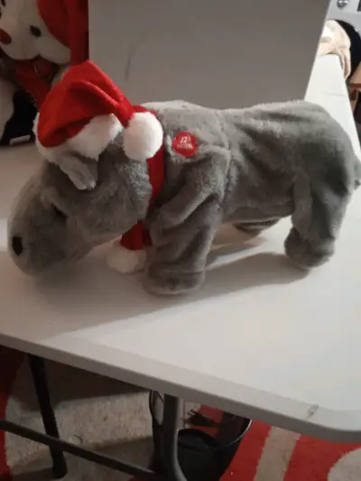 Hipopótamo de peluche con gorro navideño musical - miniatura 2