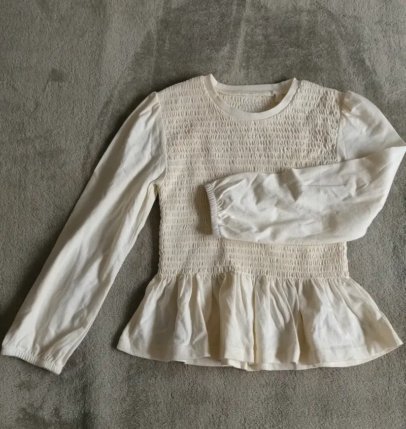 Blusa beige de manga larga con elasticotalla 4 de
