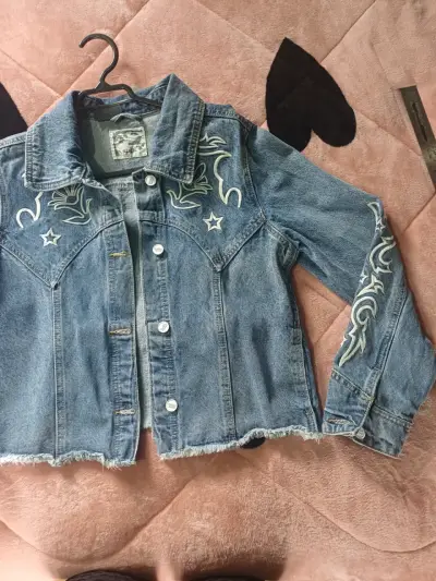 Chaqueta de mezclilla con bordados - miniatura 2