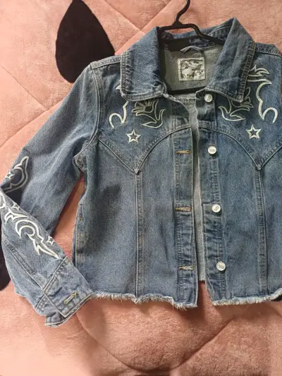 Chaqueta de mezclilla con bordados - miniatura 3
