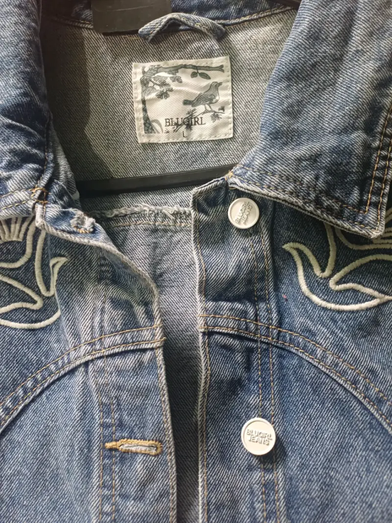 Chaqueta de mezclilla con bordados - 4