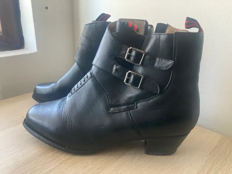 Botines de cuero negro con hebillas - 2