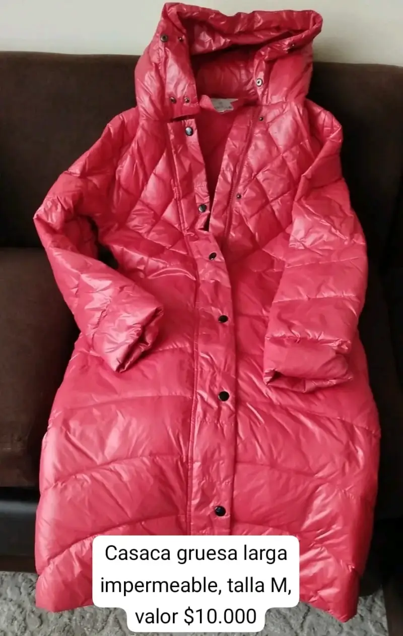 Abrigo largo impermeable rojo talla M