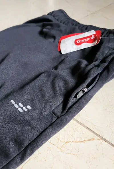 Pantalones deportivos negros con bolsillos - miniatura 3
