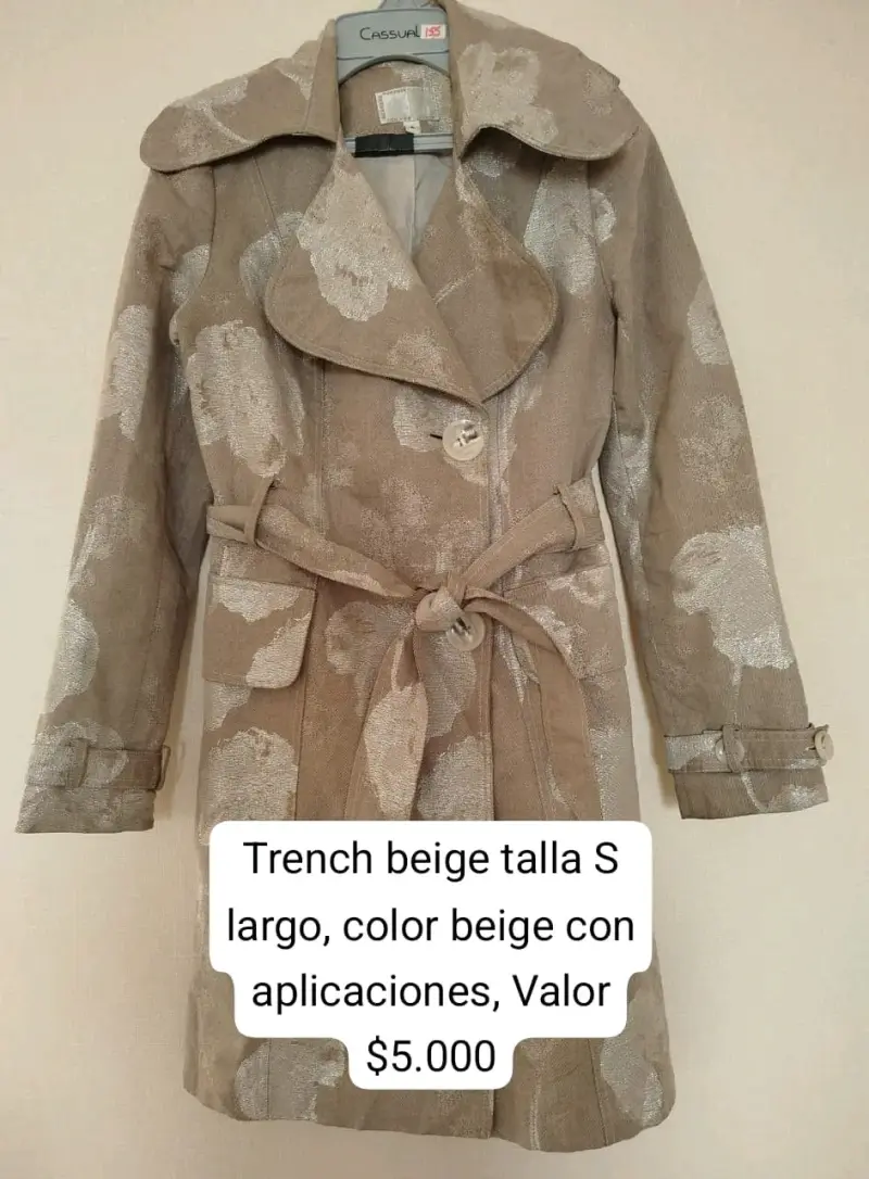 Trench beige con aplicaciones talla S