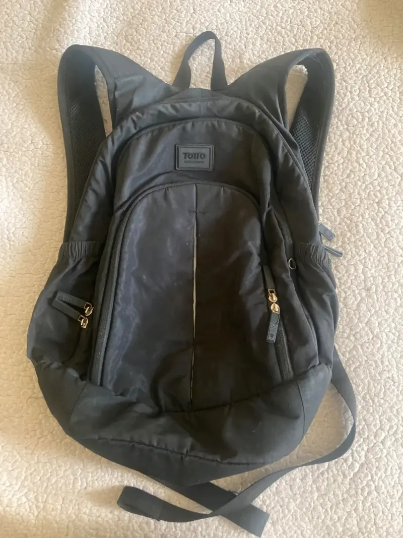 Mochila negra Totto con múltiples compartimentos - 1