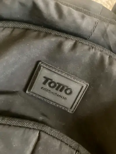 Mochila negra Totto con múltiples compartimentos - miniatura 2