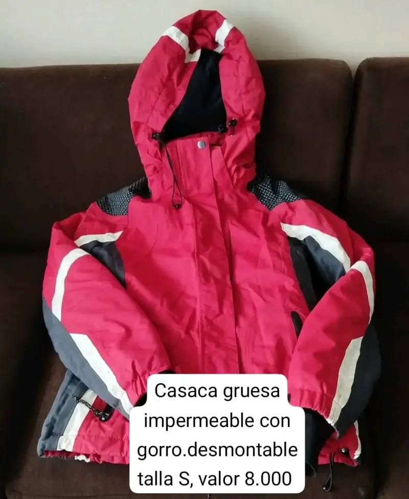 Casaca impermeable roja con gorro desmontable