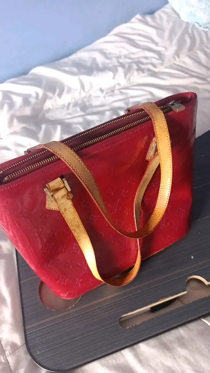 Bolso de mano rojo con diseño elegante - 1