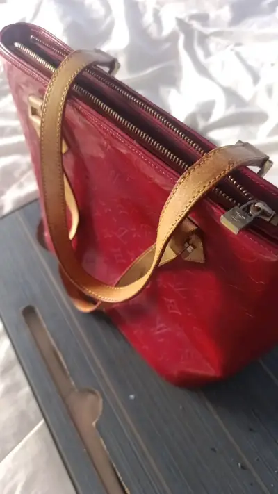 Bolso de mano rojo con diseño elegante - miniatura 2