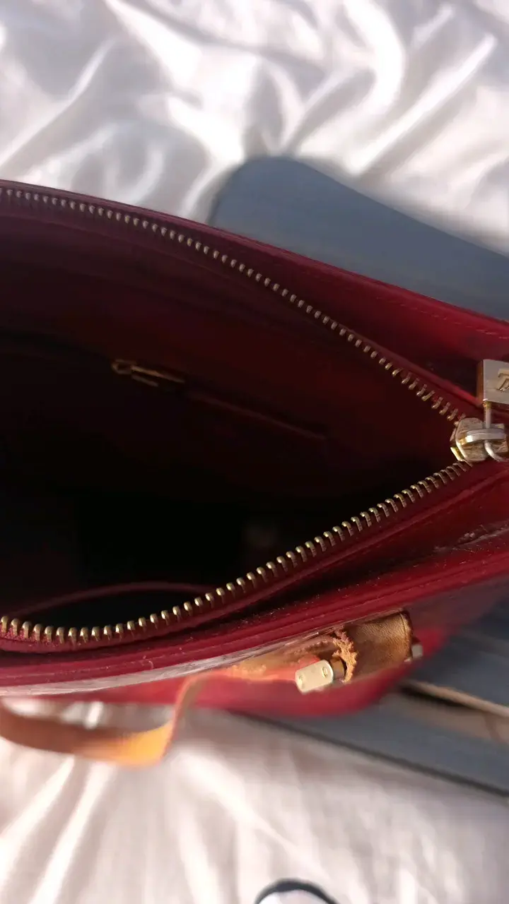 Bolso de mano rojo con diseño elegante - 3